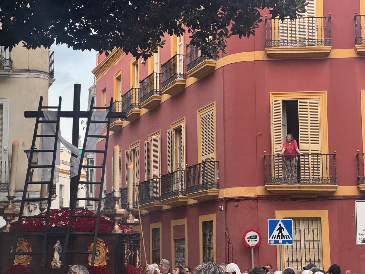 nfernandezd_'s tweet photo. El pasado viernes tuvo lugar la tradicional Cruz de Mayo del Colegio Tabladilla @Col_Tabladilla, una magnífica iniciativa que reunió a alumnos, familias y profesores en un ambiente de convivencia y tradición https://t.co/lN5X6tge73