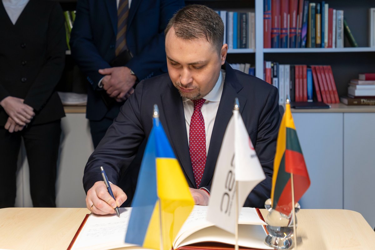 GSSC_LT's tweet photo. Šiandien Geopolitikos ir saugumo studijų centre - Ukrainos Prezidento kanceliarijos vadovo @Kyrylo_Budanov vizitas.

Diskusiją moderavo Centro direktorius @LinasKojala.

Daugiau skaitykite:
https://t.co/flgzS9A6pa
---

Today, Kyrylo Budanov, Head of the Office of the President of Ukraine, visited the Geopolitics and Security Studies Center.

The discussion was moderated by Linas Kojala, Director of GSSC.

Read more:
https://t.co/4k7srLA3Qk