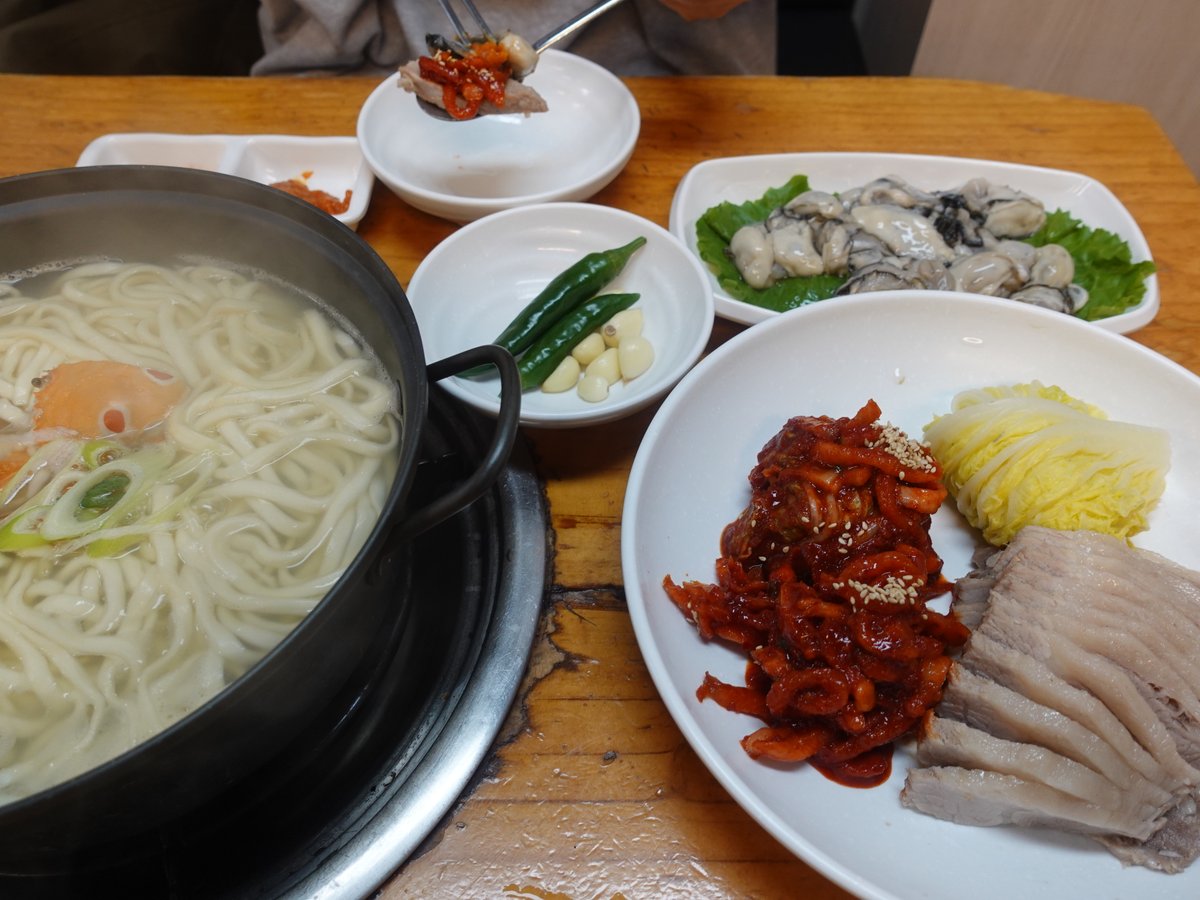 totheno1's tweet photo. 강서구 식당 월 매출 순위라 는게 있길래 (구)강서인으로서 가본 곳 세 군데 코멘트를 

5위 화곡 영양족발:시장 안에 있는 테이크아웃 전문 족발집인데 언제 가도 미친듯이 사람들이 줄서 있다.오향족발 느낌의 달달한 한약재맛 나는 족발인데 맛있고 저렴한게 매력적.화곡 사는데 여기 모르면 간첩임  

6위 마부자 생삽겹살:여기 진짜 삽겹살 기름에 궈먹는 김치가 맛도리 한국인이라면 거부할 수 없는 맛  

만배아리랑보쌈 등촌본점: 항정살로 만드는 수육이 야들야들하니 맛있다. 서비스로 주는 칼국수도 예스맛