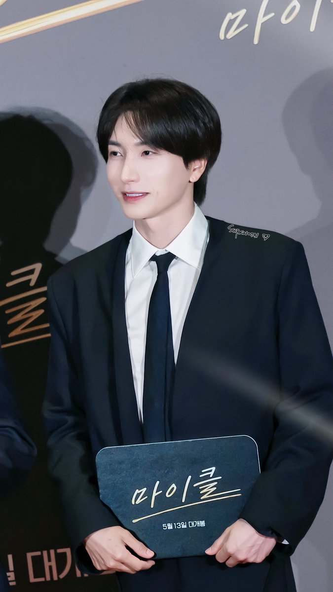 Ssspecial1004's tweet photo. 260511 마이클VIP시사회

살이 엄청 빠졌어요ㅠ
@special1004 
#Leeteuk #이특 #박정수 #利特 
#슈퍼주니어 #SUPERJUNIOR https://t.co/8PudGnIB4P