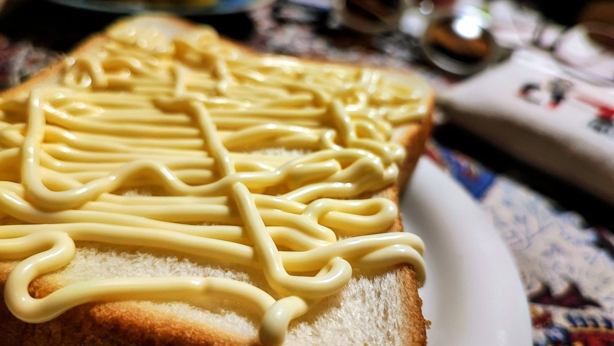 tsukjiko's tweet photo. 部屋に戻ってこっそり食べるマヨヨヨヨ〜〜 https://t.co/9vfd0StNEW
