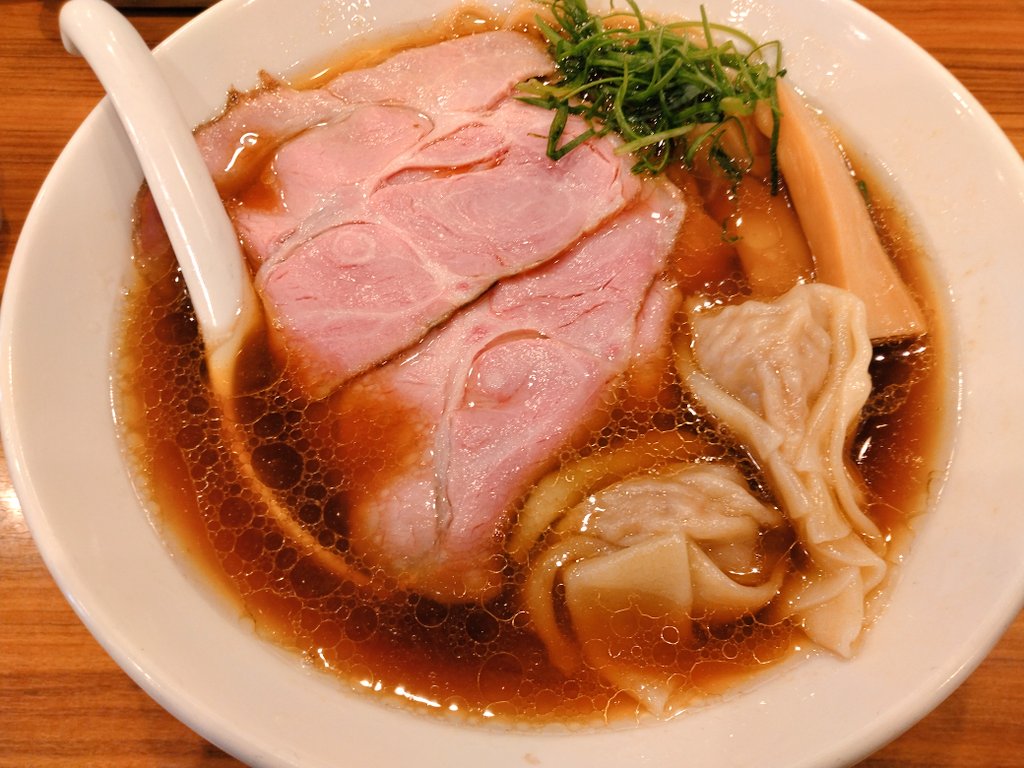 TAKA50924565's tweet photo. (^ら^)

またワンタンが食べたくなった

ココカラサキゑ

今回は醤油にした(^○^)

醤油スープもうまいのー。もっちり麺とよくあう。ワンタンも具たっぷり！

ごちそうさま(^o^)

＃ラーメン https://t.co/vHf2n88uD4