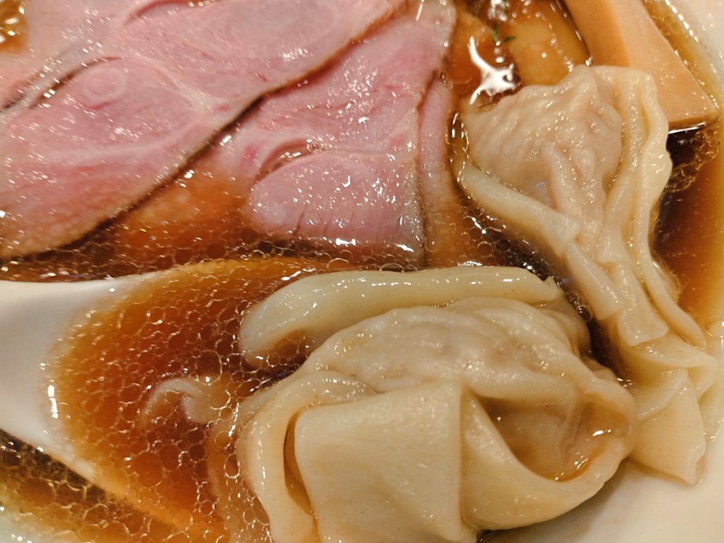TAKA50924565's tweet photo. (^ら^)

またワンタンが食べたくなった

ココカラサキゑ

今回は醤油にした(^○^)

醤油スープもうまいのー。もっちり麺とよくあう。ワンタンも具たっぷり！

ごちそうさま(^o^)

＃ラーメン https://t.co/vHf2n88uD4