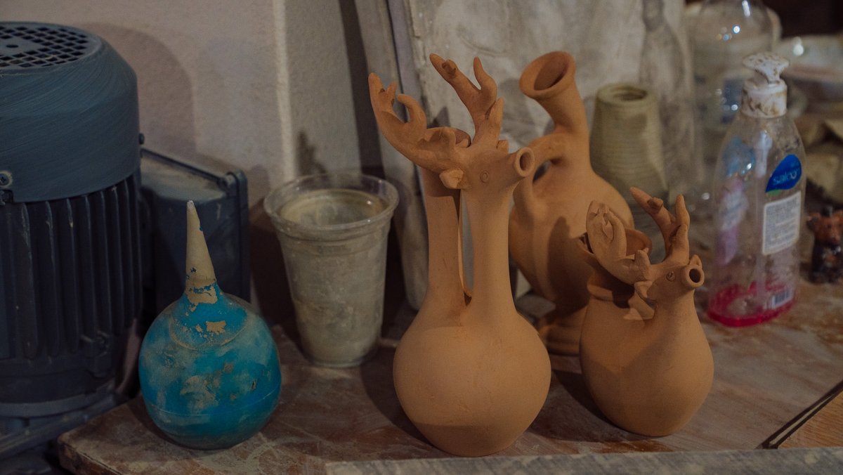 omame_creator's tweet photo. お次はトビリシ近郊、伝統的な釉薬陶器を作っている工房へ。白、黄色、紫っぽい釉薬に、緑の花模様が特徴。なんと2世紀続いてて、旧ソ連のアートカタログにジョージア代表アートとして掲載されてる。また１つ宝物が増えました。どうかずっとこの文化が続きますように。 https://t.co/JxCEd690l2