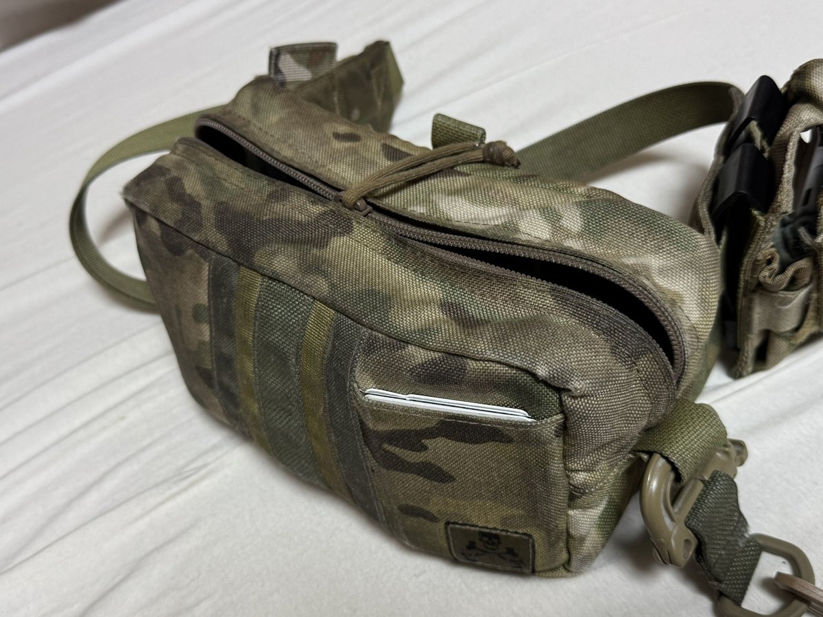 unfaf's tweet photo. ぐぬぬ…！20年以上愛用してたvolkのショルダーバッグ、遂にジッパーが両側ともバカになってしもた…。😭

作業工賃お支払いするんで、何方か直せるテーラーさんいらっしゃいませんか？本気で探してます。😭 https://t.co/4FkhUVt9my
