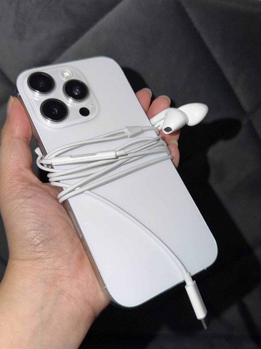ppjanec's tweet photo. Iphone 16 pro 512gb in white titanium 🤍😍

So pretty 💕 https://t.co/sZIJXEnPQG