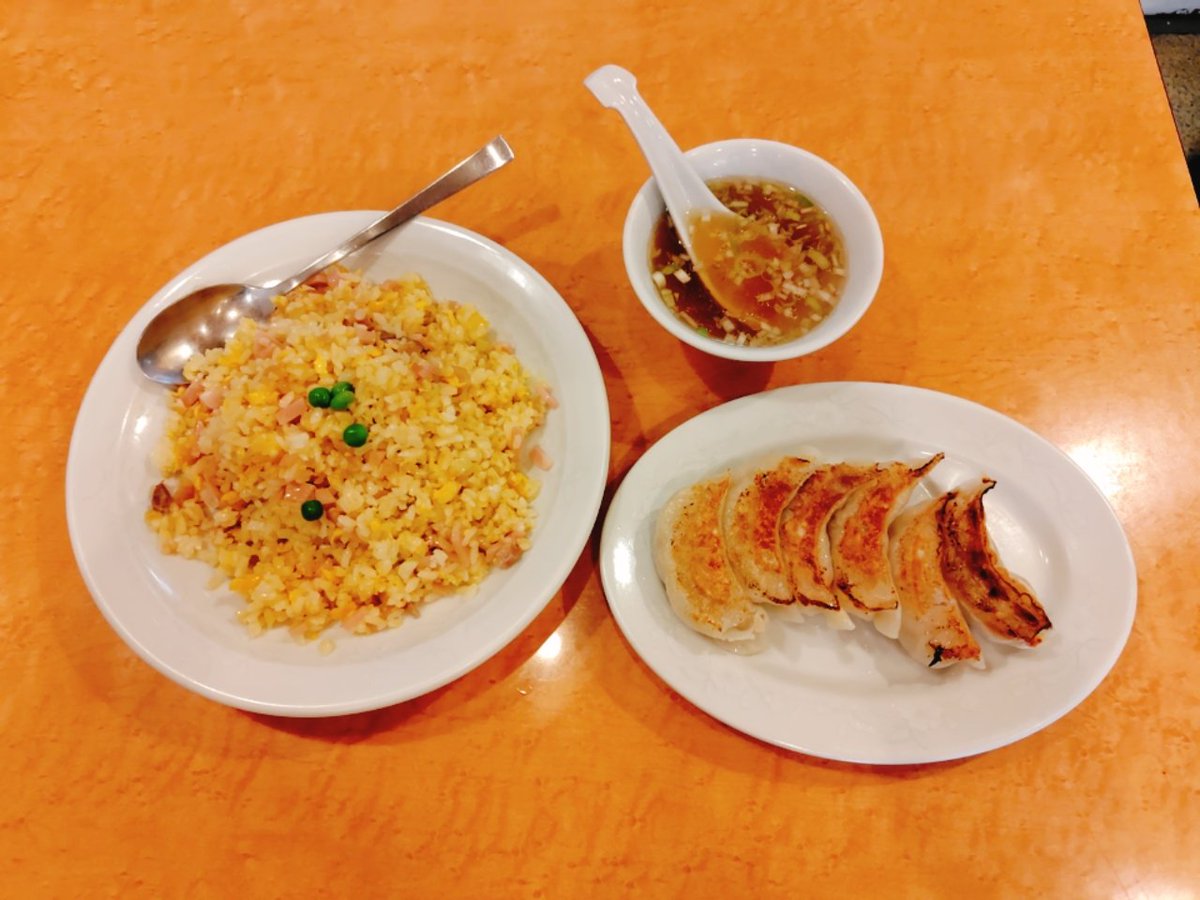 harry_kunitachi's tweet photo. 国立のラーメン店、香来に行って来ました。

チャーハン
餃子

私にとってはこれが鉄板メニューです。 https://t.co/EjKpPrfziq
