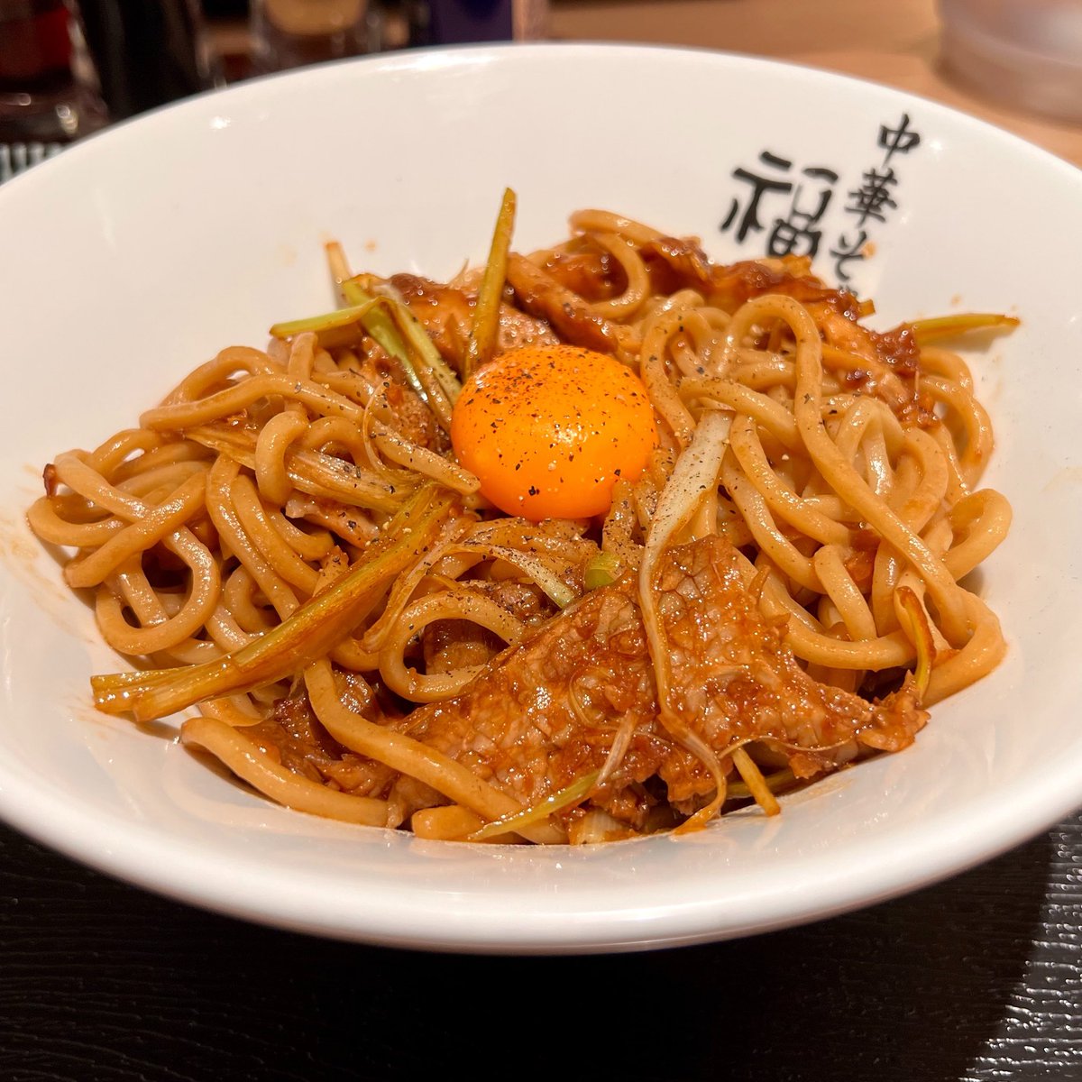 mitsuki_y1216's tweet photo. 東京駅で食べられる「上海ネギ混ぜそば」の存在を多分みんなまだ知らない

【極上中華そば福味   東京駅KITTE店】 https://t.co/9tOvGAT6g0