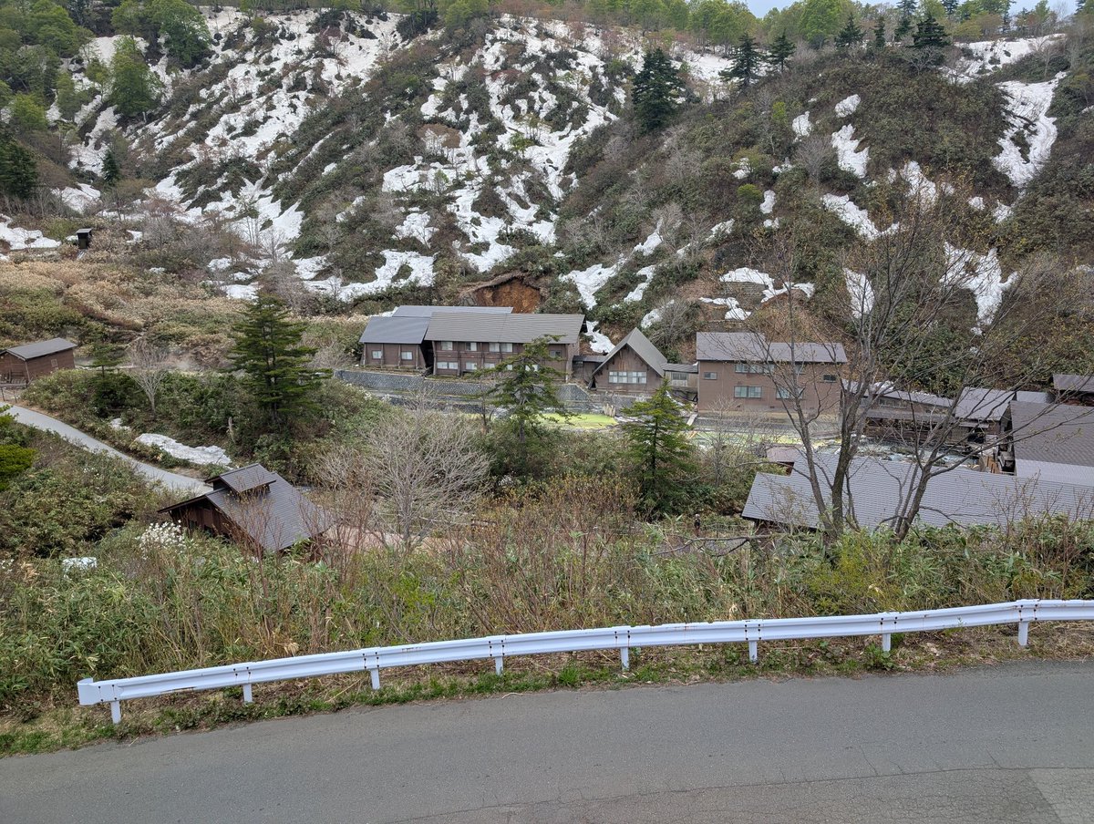 sonatard's tweet photo. 人里離れた山間に突然現れる秋田の玉川温泉 https://t.co/LbLNoFgZZU