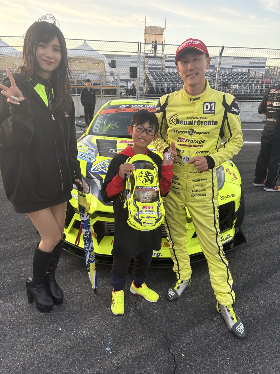iwashiunyo's tweet photo. D1愛知の思い出📸

1.村）どうせこの後、川畑んとこ行くんでしょー？コレ（満缶バッジ）渡してきて（笑）

2.川）え、これくれるって？じゃあコレ（シール）渡しといて（笑）

3.村）🤣返してこいって？もう一回行ってこい。笑

4.チームが違う推しの共存♡ななちゃんも♡
#D1
#D1GP
#D1愛知 https://t.co/KjATOKUEMT