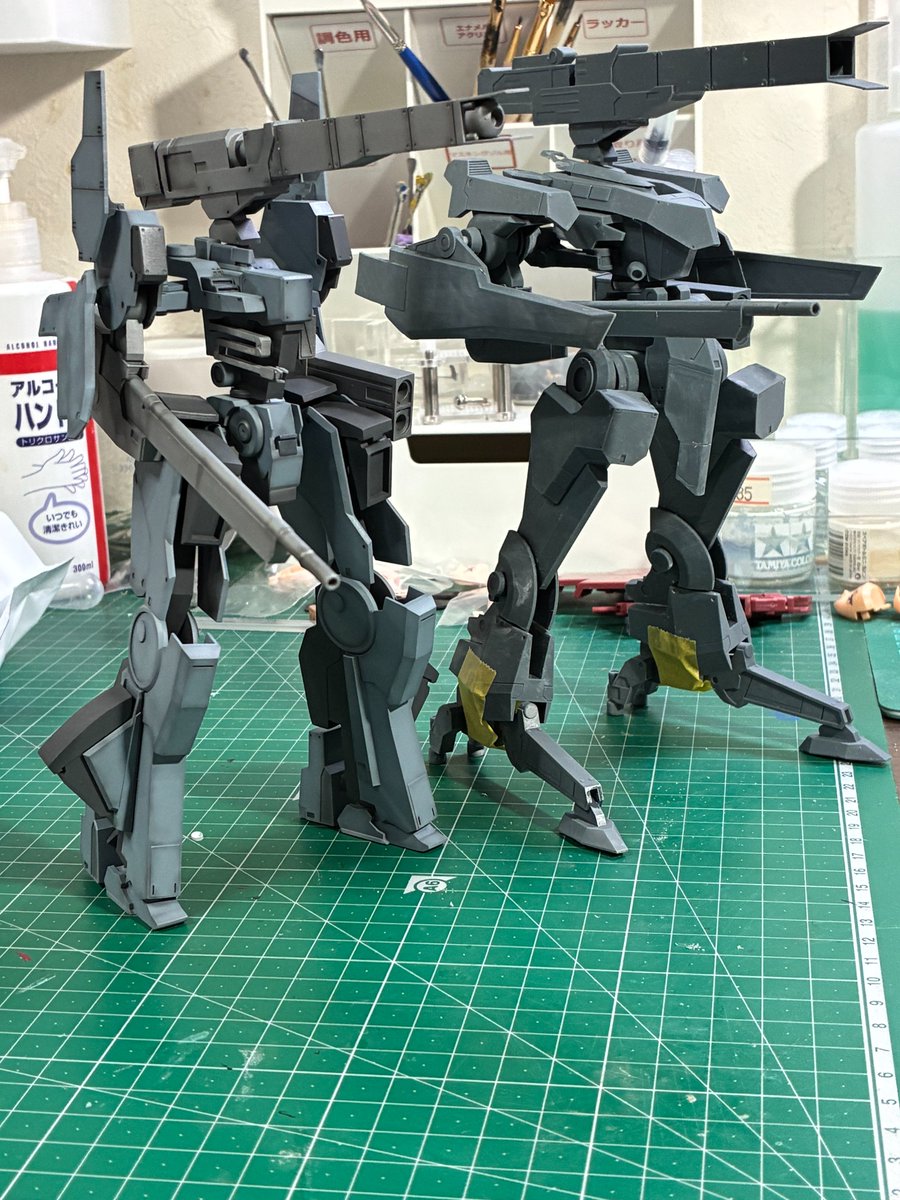 nanaC009's tweet photo. 鉄騎/鉄騎大戦　クェーサー進捗。腰の微修正。M3との比較。まあ、これで良いだろう。 https://t.co/oWqeVMaoPz