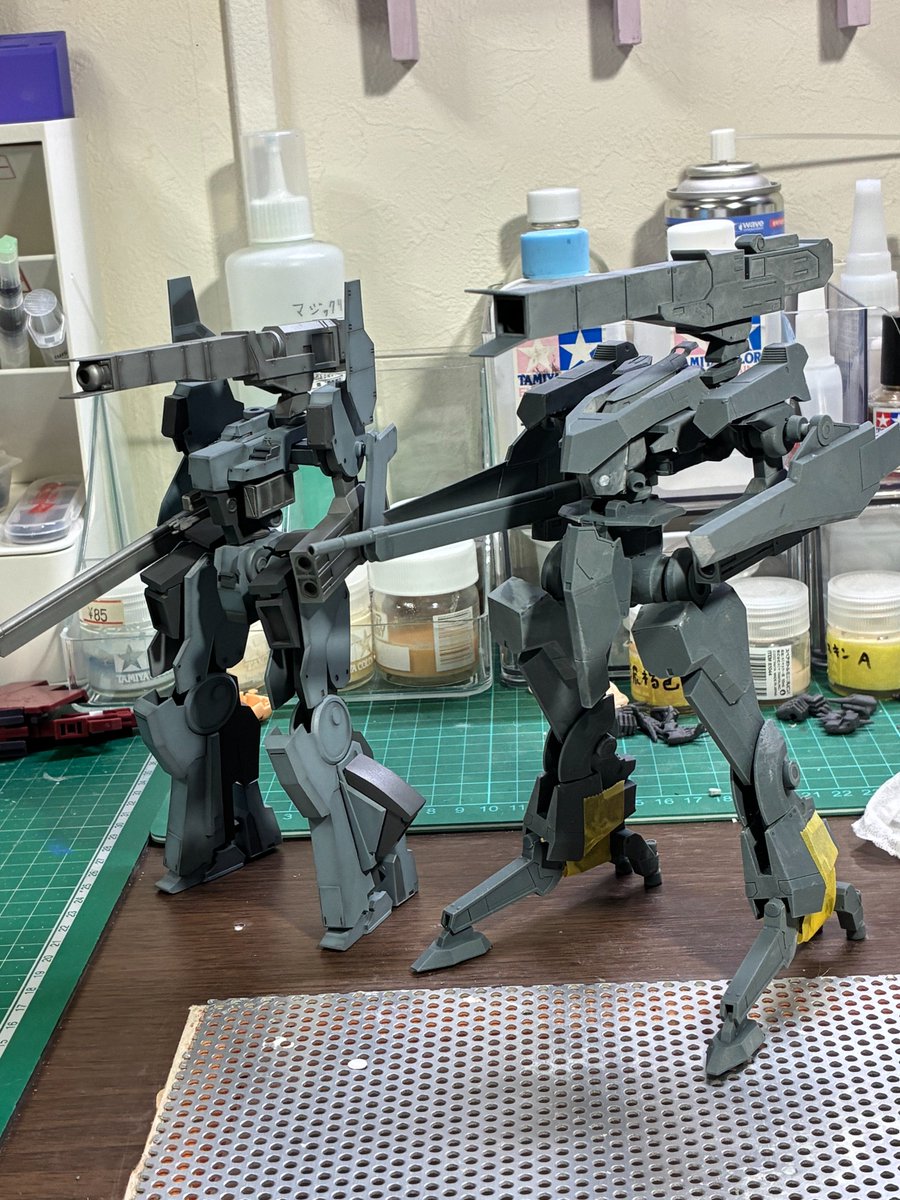 nanaC009's tweet photo. 鉄騎/鉄騎大戦　クェーサー進捗。腰の微修正。M3との比較。まあ、これで良いだろう。 https://t.co/oWqeVMaoPz
