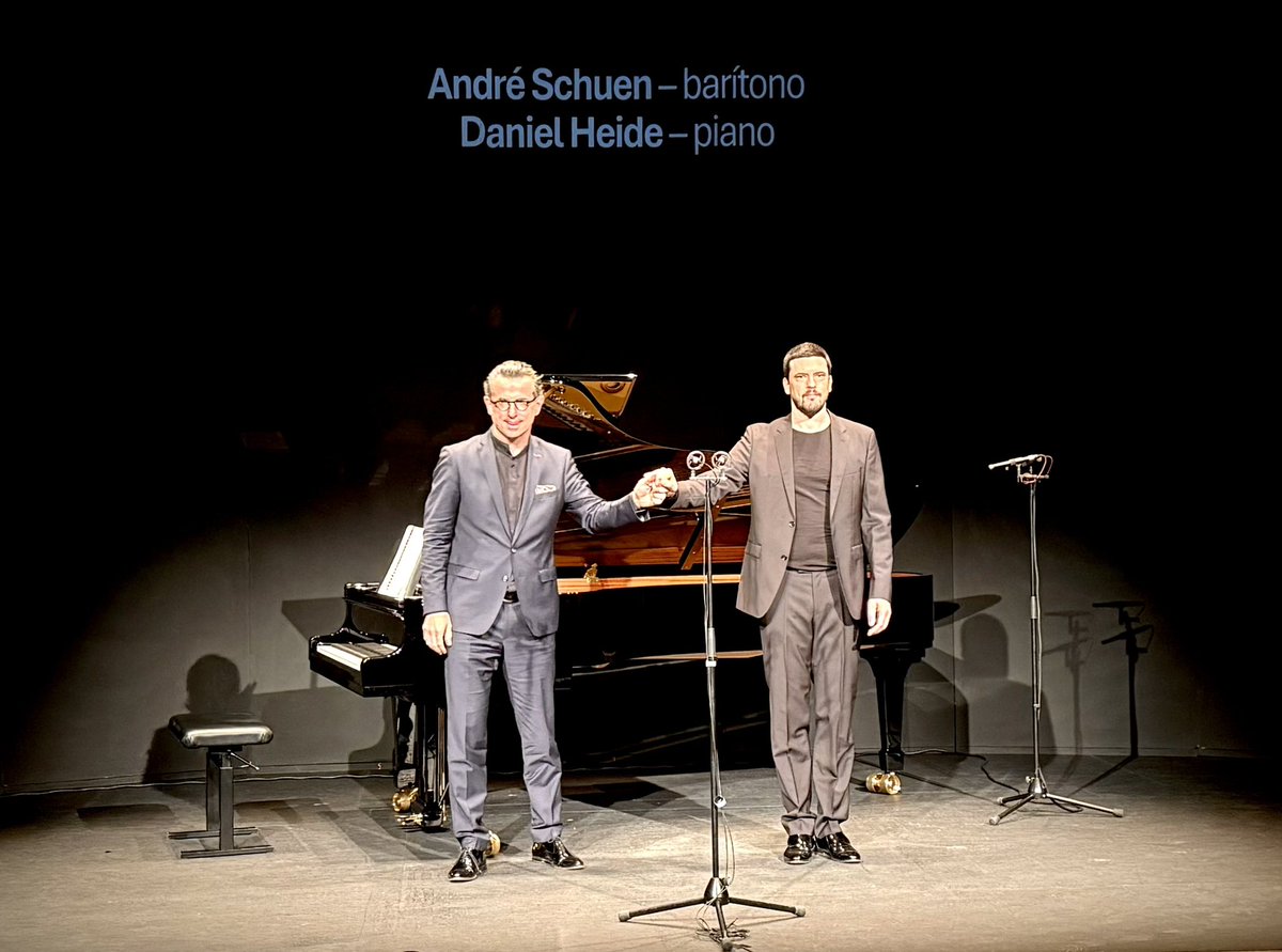 amoral07's tweet photo. De nuevo dos grandes artistas: el barítono #AndréSchuen y el pianista #DanielHeide, volvieron a sentar cátedra en el @cbamadrid de Madrid con un escalofriante “Winterreise” de #Schubert ante un público entregado que dispensó a los artistas un sentido y caluroso aplauso.
En la crítica aparecida en #Scherzo, hace unos días, se comenta este mismo concierto ofrecido en la #Schubertiade de Hohenems, para que constaten lo que escuchamos ayer en Madrid y hoy escucharán en Alicante! 🙏
https://t.co/q1Jx2vonXA