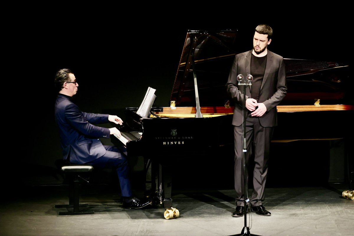 amoral07's tweet photo. De nuevo dos grandes artistas: el barítono #AndréSchuen y el pianista #DanielHeide, volvieron a sentar cátedra en el @cbamadrid de Madrid con un escalofriante “Winterreise” de #Schubert ante un público entregado que dispensó a los artistas un sentido y caluroso aplauso.
En la crítica aparecida en #Scherzo, hace unos días, se comenta este mismo concierto ofrecido en la #Schubertiade de Hohenems, para que constaten lo que escuchamos ayer en Madrid y hoy escucharán en Alicante! 🙏
https://t.co/q1Jx2vonXA