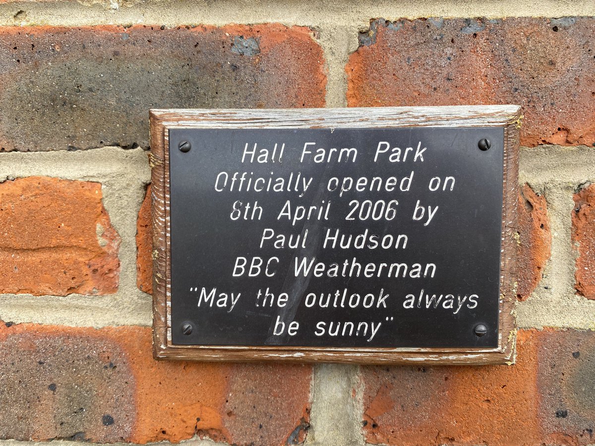 offy_bromley's tweet photo. @peter_levy @Hudsonweather And it’s still going strong and a great place to visit, Not sure if the weather reports are still as accurate 😂😂😂 https://t.co/v9LzMBj0RL