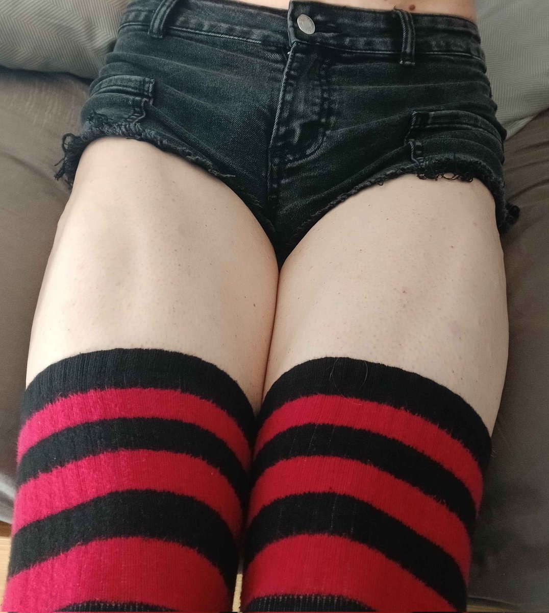 DutchFemboy98 tweet media