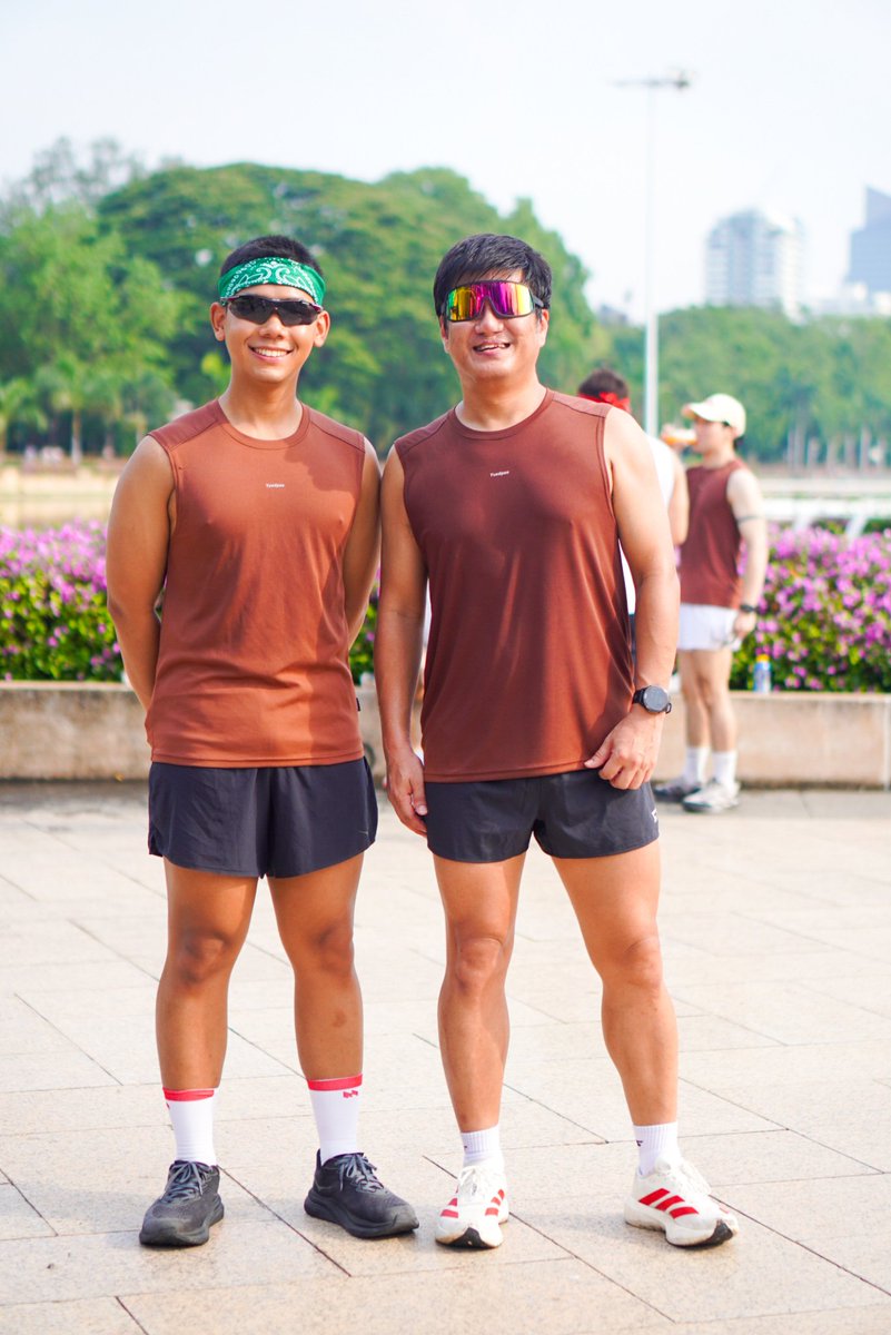 NinjaTooK's tweet photo. 👕 แฝด 2 แฝด 3 🏃🏃🏃 มาเจอกันที่ "เนะเฟอร์ รัน" ในธีม น้ำตาลเอิร์ธโทน 🟤 แบบไม่ได้นัดหมาย
💚🤍🏃🏼♀️🏃🏻 NEVER RUN ชวนมาวิ่งชิลๆ รับพลังงานบวก กับ STYLE x TYCOON HERB 🌿🕊
#NeverRun #StylexTycoonHerb #TycoonHerb #RunningClub #BKKRunclub #Runclub
#tookkyrun https://t.co/TNuQZLlR2i