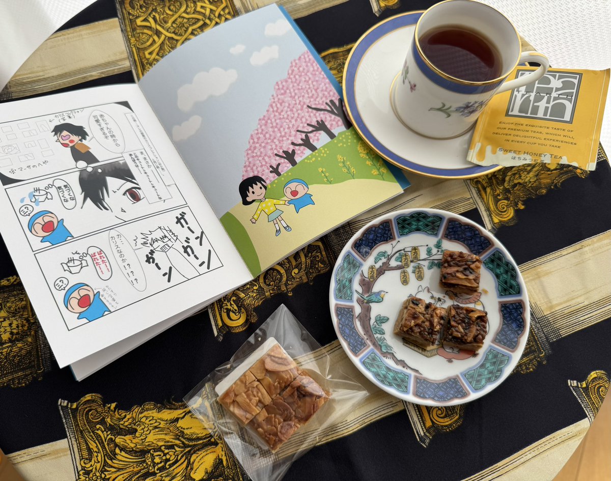 tarosanjan's tweet photo. @mimomimomiimon 届きました❤️

入れてくれたフェイスパックして、紅茶とお菓子もいただきながら（すごくおいしいね✨🍪🍯）ゆっくりと楽しく読ませていただきましたよ😉🌹

巻末の春の絵🌸もかわいかった！

絵は玄関に飾りました🖼️
毎朝「きっと素敵な１日が過ごせる」と思って出掛けられます☀️

本当にありがとう✨ https://t.co/9fM2eJhU6F