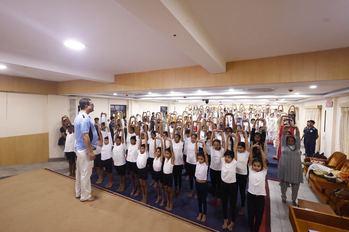 moayush's tweet photo. Ramakrishna Mission Vivekananda Educational and Research Institute, in association with MDNIY, organized the 42nd Countdown Day to #IDY2026 at Belur Math, West Bengal. The programme witnessed enthusiastic participation from over 500 attendees, including students, faculty members, monks, youth, and yoga enthusiasts, all of whom took part in the Common Yoga Protocol session.

A seminar on “Yoga in the Light of Ayurveda” was delivered by Dr. Piyush Kumar Dwivedi, BAMS, M.D. (Kayachikitsa), Lecturer at Rajiv Gandhi Memorial Ayurvedic College, West Bengal. He highlighted the deep connection between Yoga and Ayurveda. In his address, Revered Swami Atmapriyanandaji Maharaj emphasized that the legacy of Swami Vivekananda calls upon all to promote Yoga scientifically and to live its values of purity, truthfulness, and self-discipline in daily life.

#IDY2026 #IDY #InternationalDayOfYoga2026 #Yoga365 #InternationalDayOfYoga #PublicHealth #TraditionalMedicine #HealthForAll #AyushForAll

@PMOIndia | @narendramodi | @mpprataprao | @secymoayush | @vaidyakotecha | @WHO | @mdniy | @ccrhindia | @CCRAS_MoAyush | @DirectorCcryn | @AIIA_NDelhi | @WHO | @nmpb1 | @NIAJaipur | @PIB_India | @PIBAYUSH | @DDNewslive | @sansad_tv |  @AIRNewsHindi | @mygovindia | @MyGovHindi |