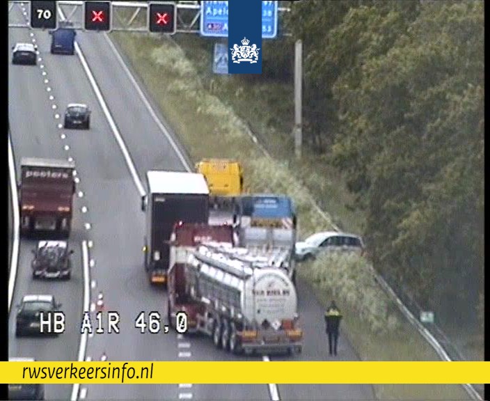 Ongeval tussen vrachtwagen en auto op A1 bij Hoevelaken