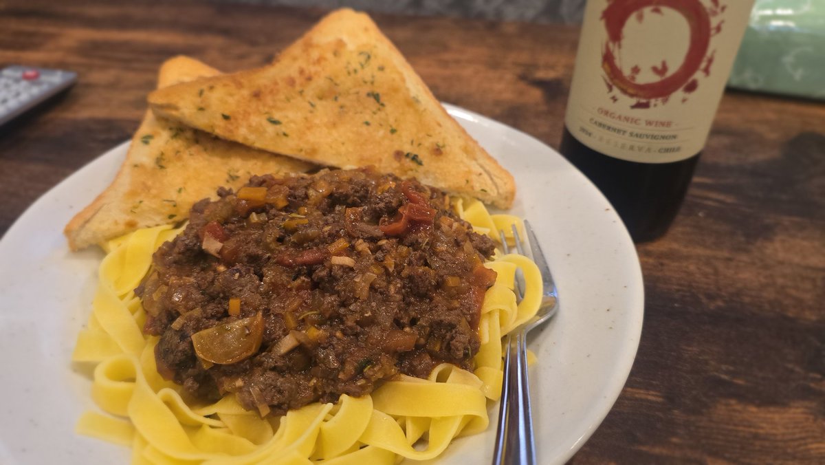 TrailsOfCosplay's tweet photo. Pasta bolognese with fresh garlic toast and red wine.  Great easy study dinner 🤣 https://t.co/rjgVYcZgst