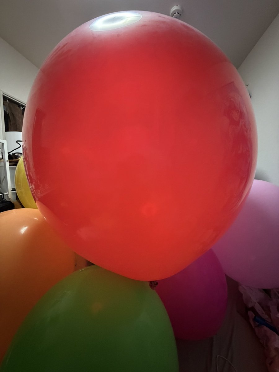 balun86's tweet photo. ばるばる～ん🎈おしごとお疲れ様！風船達とバルンちゃんの風船ボディで癒してあげる🎈 https://t.co/PitoNPh9j3