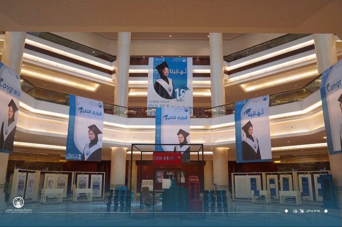 _PNU_KSA's tweet photo. تحتفي #جامعة_الأميرة_نورة بنت عبدالرحمن مساء اليوم، بتخريج الدفعة التاسعة عشر من طالباتها للعام الجامعي 1447هـ، من خلال "حفل التميُّز"،  في مركز المؤتمرات بالجامعة..
#هنا_نورة https://t.co/5uJF8kdnU7