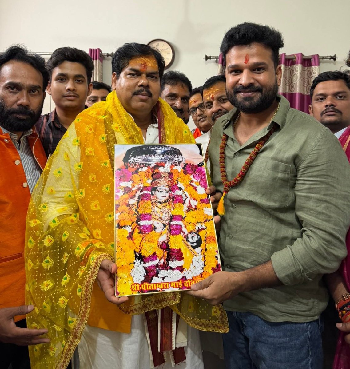 DadhiRay's tweet photo. हर हर महादेव,,,कल यानी 10 मई 2026 वाराणसी आगमन पर बड़े भईया माननीय शिक्षा मंत्री (बिहार सरकार) श्री मिथिलेश तिवारी जी से शिष्टाचार मुलाक़ात कर श्री राम प्रभु का पटका व महादेव पर चढ़ा रुद्राक्ष का माला दे कर उनका स्वागत किया। साथ ही विभिन्न कार्यक्रमों में सम्मिलित हुआ,जय माता दी, https://t.co/Po4841Z9Ky