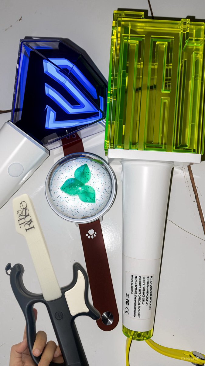 Hi semuanya, aku baru saja kehilangan:

- lightband set DAY6 (+ cover Bang &amp; kardusnya)
- lightstick set Super Junior (beserta kardusnya)
- lightstick NCT (beserta kardusnya)
- lightstick The Rose (beserta tali lightstick &amp; kardusnya)

Misal ada yang nemu ada yang jualin di