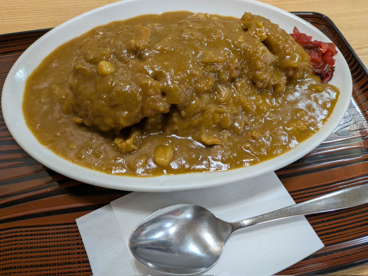 kadoya1's tweet photo. 南口の小汚い食堂でカツカレー。酔っ払いオッサン3人がギャーギャー騒いでいて普段ならうるせえなとキレそうになるけどここは南口だからな。新宿南口なんてこの世の底辺しかいない場所だから仕方ないと割り切れる。この店は昔の南口の雰囲気のままでいいね。この土地を売却したら何十億円だろうね。 https://t.co/KjslDYDk38
