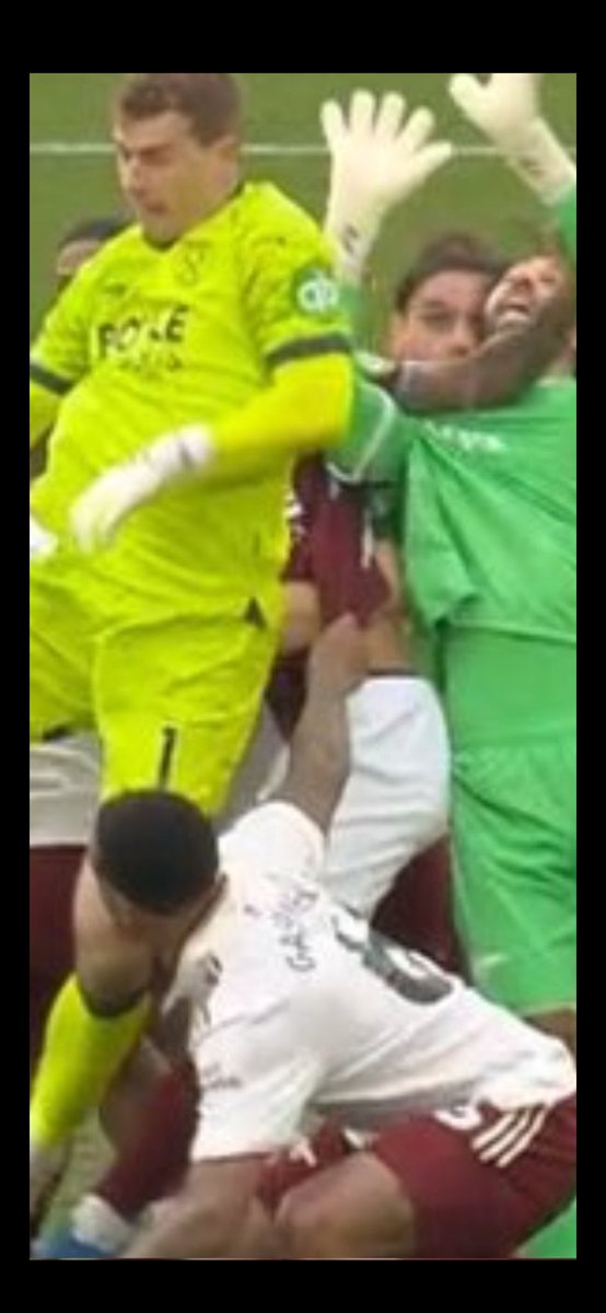 SimplyLeww's tweet photo. @WestHam_Central Let’s not forget Trossard facing the wrong way not even worrying about the ball.. ohh and Gabriel doing what here exactly? 🤔 https://t.co/rqoM0JxCO1