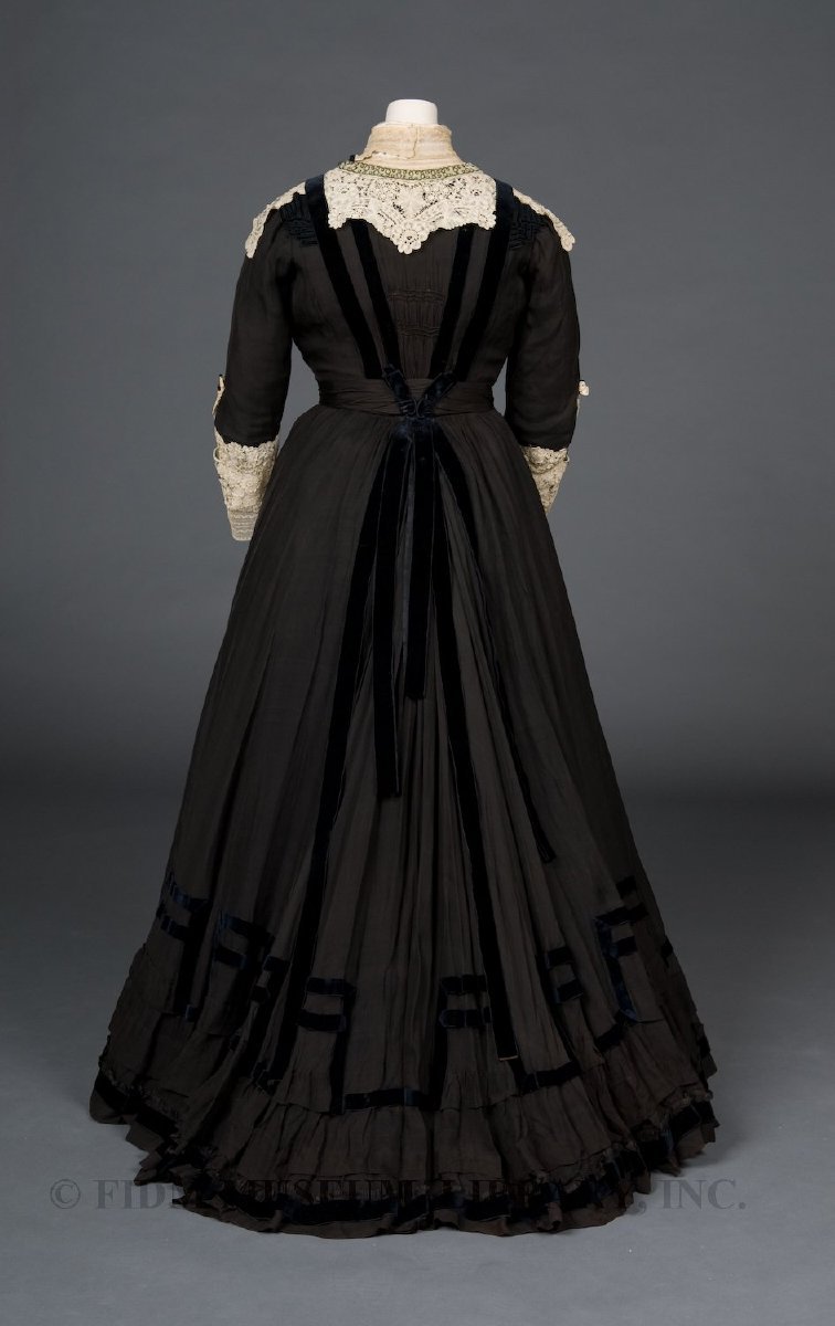 wikivictorian's tweet photo. Day dress, 1905-06. FIDM Museum. https://t.co/r07YWmdDO6