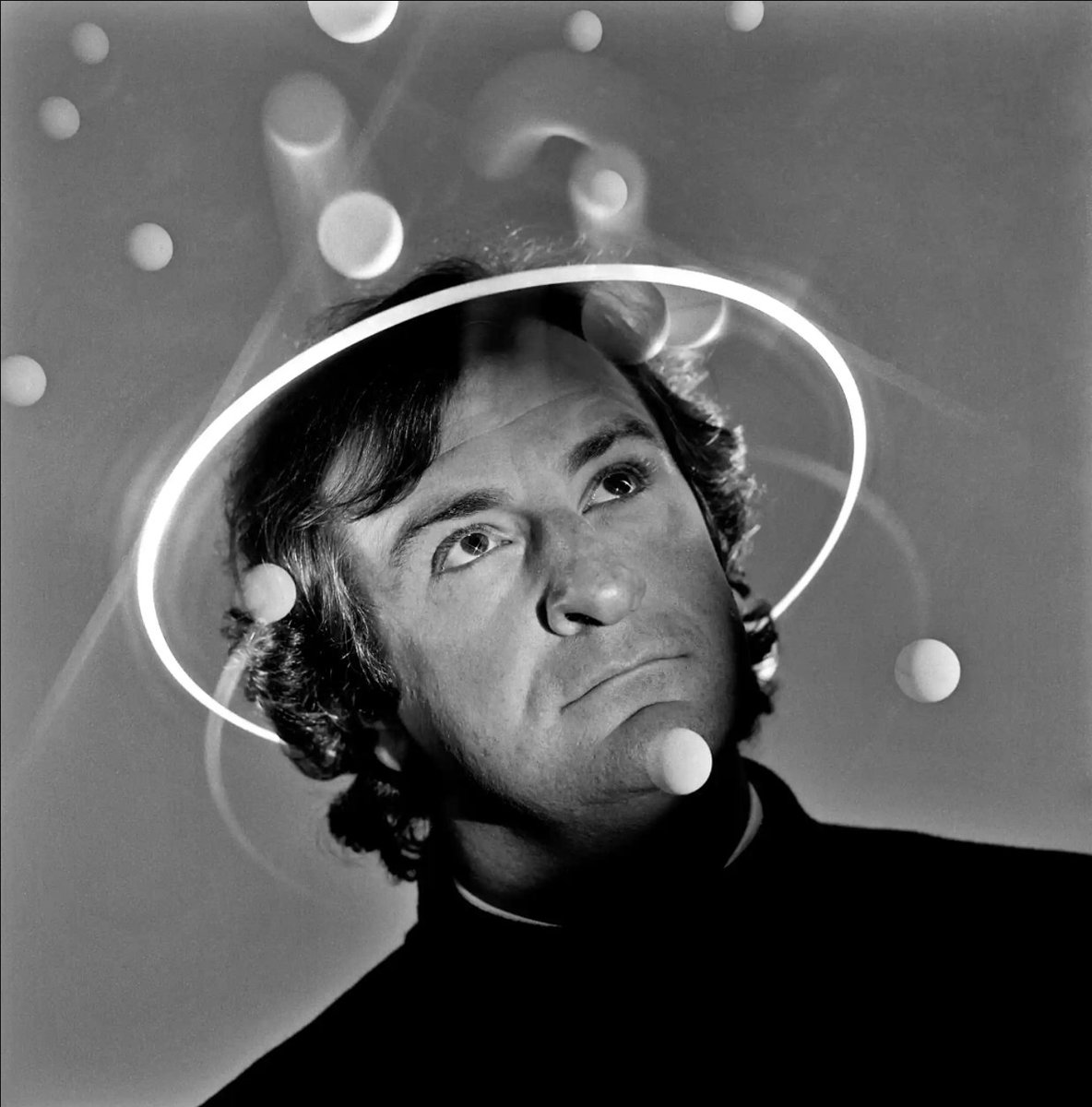 kevinjondavies's tweet photo. #OTD (11 May 2001) - 25 years ago, #42DouglasAdams  left this particular dimension.

Photo (c) 1986 by Brian Griffin 
#thehitchhikersguidetothegalaxy 
#DoctorWho https://t.co/8Lbn1EV5cG