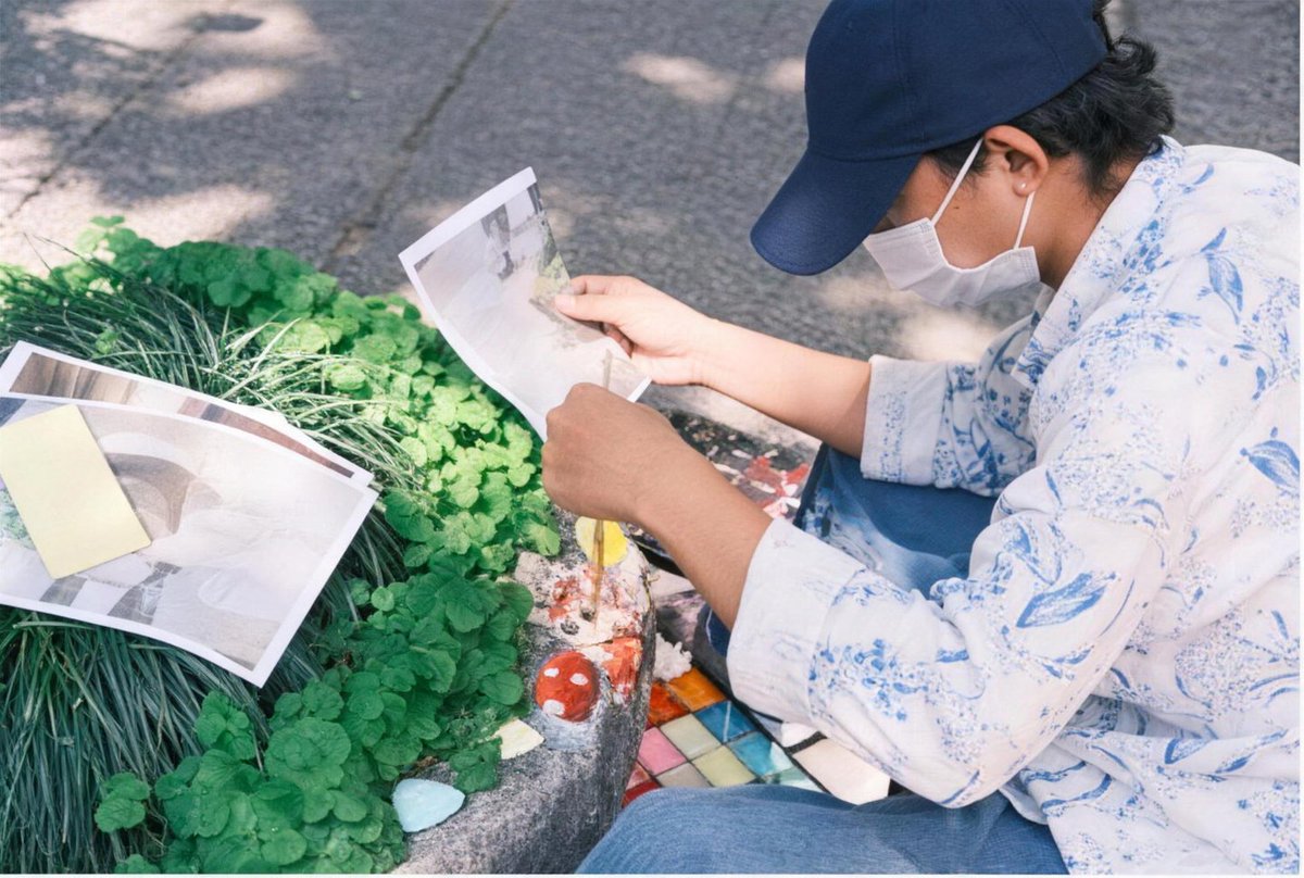 hangzhoufeel's tweet photo. 🐭🍕Tiny "street spirits" have quietly appeared along Zhongshan Middle Road. Created by China Academy of Art students together with Hubin Subdistrict, the playful art project is transforming overlooked street corners into fun little surprises, making this historic Hangzhou street feel like a real-life storybook.

You can see a mouse peeks out from a flowerbed, a rabbit sits beside a bench holding flowers, and even old manhole covers have turned into mini summer pool scenes. Hidden in the plane trees, there's even a tiny "pizza workshop" with a mouse chef serving cheesy slices. 

#Hangzhou #StreetArt #CityWalk