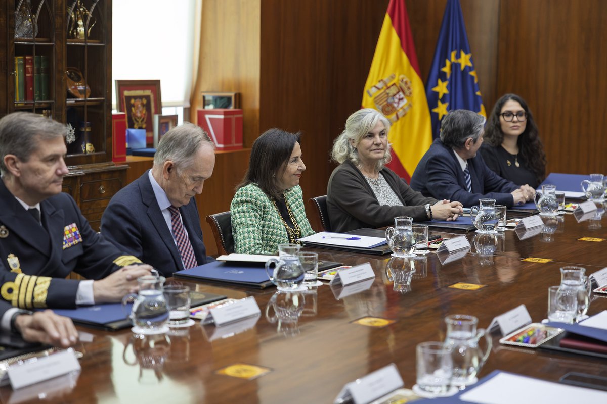 Defensagob's tweet photo. 🛡️ Comprometidos con la Alianza y el vínculo transatlántico. 

🤝 El Ministerio de Defensa y la Asociación Atlántica Española refuerzan su colaboración con el objetivo de acercar a la ciudadanía el papel de la #OTAN en la seguridad global. 

#WeAreNATO https://t.co/V44QGxo1gQ