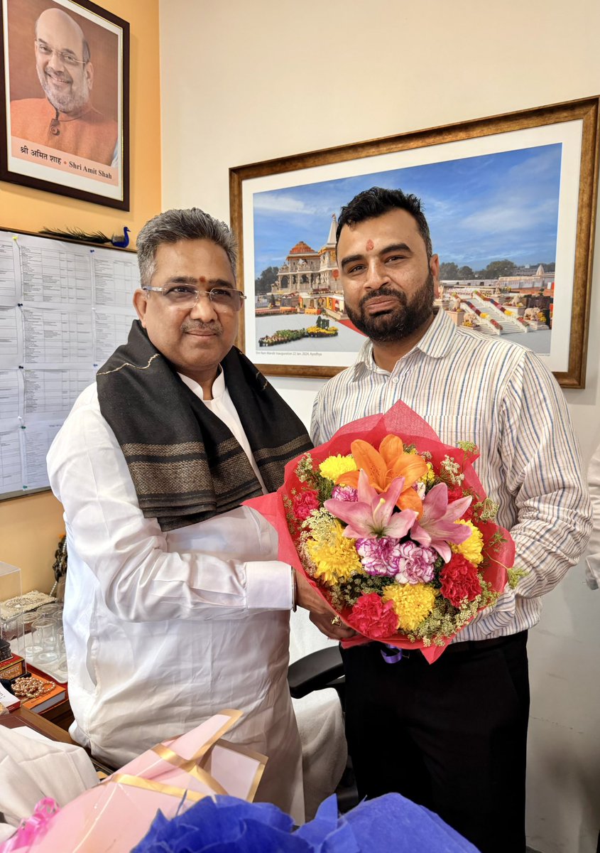 thakursaab5000's tweet photo. संगठन शिल्पी, कुशल रणनीतिकार व अद्वितीय प्रतिभा के धनी मा०राष्ट्रीय महामंत्री, भाजपा श्री @sunilbansalbjp जी से आज मिलकर पश्चिम बंगाल में भाजपा सरकार बनने व प्रचंड विजय की बधाई एवं शुभकामनाएँ दी।
#SunilBansal #BJP #westbengalvictory https://t.co/nNiXNzDvHu
