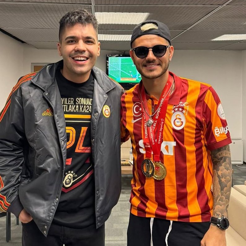 sportbpt's tweet photo. Soru: "Ali Cabbar şarkısının tüm telif haklarından vazgeçeceksin ama Galatasaray Şampiyonlar Ligi şampiyonu olacak kabul eder misin?"

Emir Can İğrek: "Vazgeçerim. Tüm müzikleri ben yazıyorum zaten bir daha yazarım." https://t.co/MB9z9cRYwr