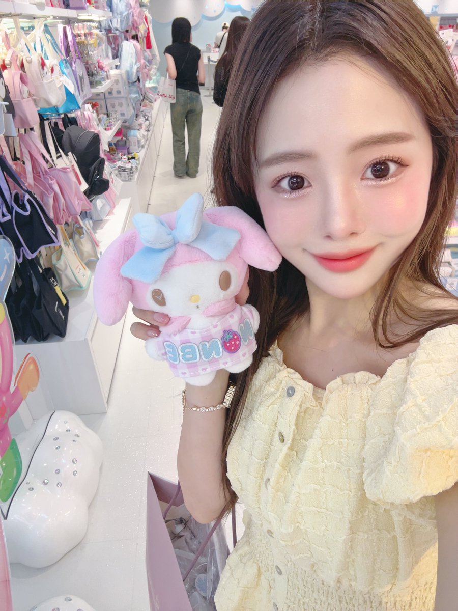 hlt_suu's tweet photo. まよさんのペプラムトップスのパウダーピンクいずれ買うつもりだったのですが、
すごい勢いで売り切れてたので昨日ぶりのエルメへ🤣
行ったタイミングがたまたまお客さん1人もいなくて、るなさんとさやかさんとお話しできました🐥🩷
今週の新作はよっぽどじゃなければ我慢します😣
#herlipto https://t.co/WPE0NzVcAA