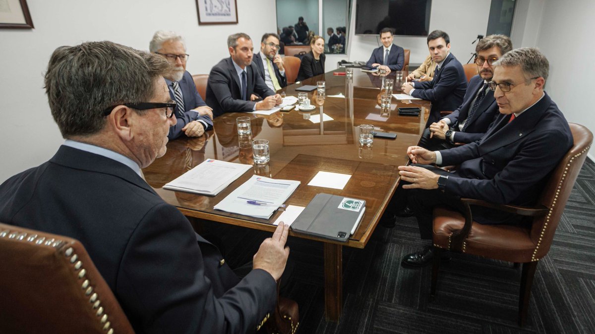 Hace unos días nos reunimos con el CEO y ejecutivos de Ferrero para abordar oportunidades de desarrollo productivo en Chile. Hoy, la compañía italiana anunció una inversión de US$94 millones en el país 👏👏
Seguimos trabajando por más crecimiento, empleo y confianza, impulsando