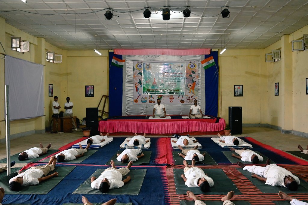 8Bncrpf's tweet photo. Mindful bodies, stronger force. 🧘‍♂️💪
​08 Bn personnel and officers joined together for a morning of yoga and meditation. Investing in health today for a better tomorrow!
​#Yoga #StayFit #08Bn #UniformInAction https://t.co/PhugRjtJLM