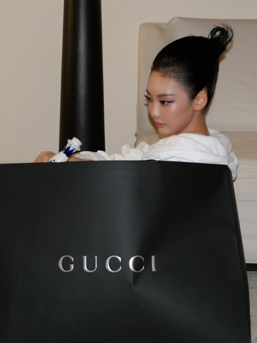 ningykzhuo's tweet photo. Sir.. @heachwan you forgot your gift bag.. https://t.co/Mv5PAN7qUp