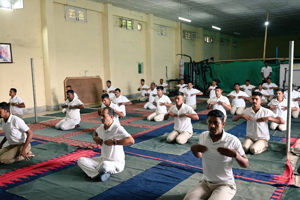 8Bncrpf's tweet photo. Mindful bodies, stronger force. 🧘‍♂️💪
​08 Bn personnel and officers joined together for a morning of yoga and meditation. Investing in health today for a better tomorrow!
​#Yoga #StayFit #08Bn #UniformInAction https://t.co/PhugRjtJLM