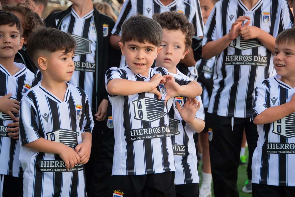 CDBLaAcademia's tweet photo. La cantera, el corazón que hace latir al club 🤍🖤 https://t.co/cKFbtsr12w