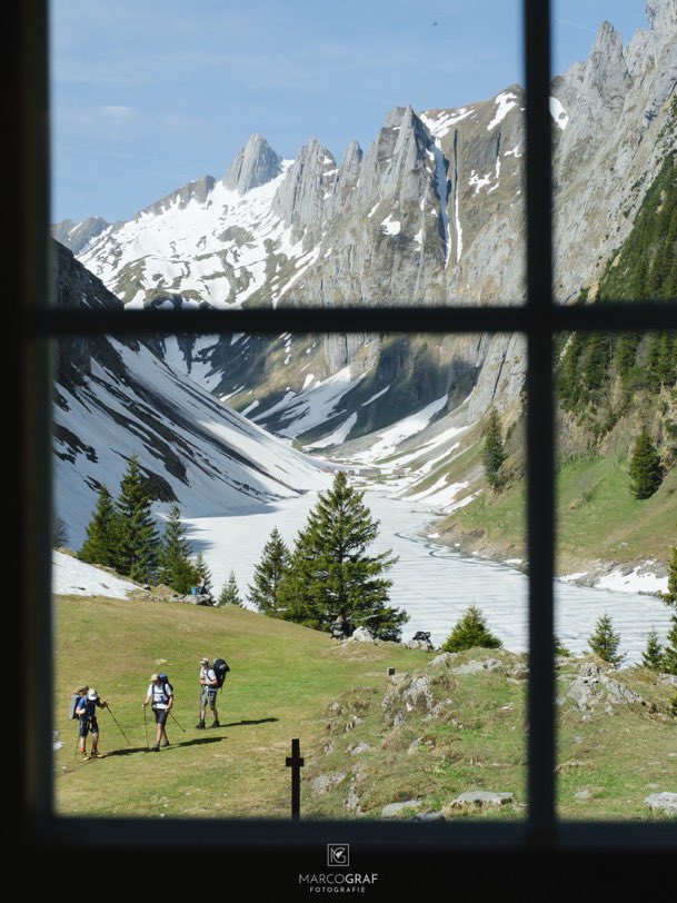 NAASAIYOK's tweet photo. Alpstein คือเทือกเขาหินปูนที่ตั้งอยู่ในภูมิภาค Appenzellerland ทางตะวันออกเฉียงเหนือของประเทศสวิตเซอร์แลนด์ ถือเป็นหนึ่งในจุดหมายปลายทางยอดนิยมสำหรับนักเดินเขาเพราะมีทัศน��ยภาพที่สวยงามระดับโลก ทั้งหน้าผาสูงชัน ทะเลสาบสีมรกต และร้านอาหารบนหน้าผาที่โด่งดัง

สถานที่ไฮไลท์ที่ไม่ควรพลาด

•Säntis: ยอดเขาที่สูงที่สุดใน Alpstein (2,502 เมตร) จากจุดชมวิวสามารถมองเห็นพื้นที่ถึง 6 ประเทศ ได้แก่ สวิตเซอร์แลนด์ เยอรมนี ออสเตรีย ลิกเตนสไตน์ ฝรั่งเศส และอิตาลี

•Berggasthaus Aescher: โรงแรมและร้านอาหารที่สร้างติดอยู่กับหน้าผาใต้ Ebenalp เคยได้รับเลือกให้เป็นหนึ่งในสถานที่ที่สวยที่สุดในโลกโดยนิตยสาร National Geographic

•Seealpsee: ทะเลสาบอัลไพน์ที่สวยงามราวกับภาพวาด สามารถเดินเท้าจากสถานีรถไฟ Wasserauen ได้ในเวลาประมาณ 1 ชั่วโมง

•Wildkirchli: ถ้ำโบราณที่เคยเป็นที่อยู่อาศัยของมนุษย์ถ้ำและพระธุดงค์ ตั้งอยู่ใกล้กับร้านอาหาร Aescher

•Saxer Lücke: จุดชมวิวสันเขาที่โดดเด่นด้วยรูปร่างฟันเลื่อย เป็นจุดถ่ายภาพยอดฮิตสำหรับนักเดินทาง