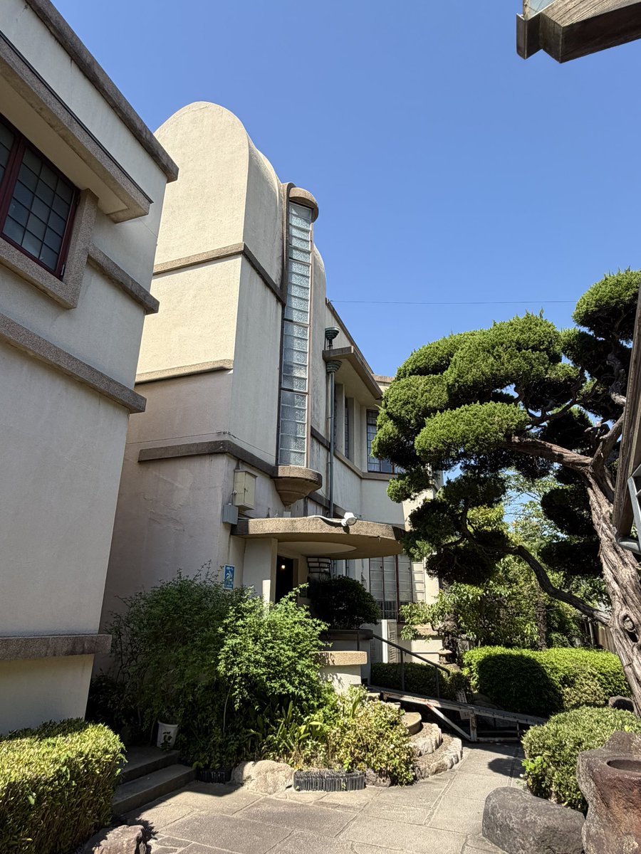penemihobby's tweet photo. 甲南漬資料館
歩いてるときから素敵な建物が見えてきてテンション高く入りました！4枚目の球体はスタッフさんにおすすめされて撮りました。これ何ですか？って聞かれたけど、私もワカラナイ…これ何ですか？（笑）
 #神戸建築祭 https://t.co/xaiWcUm8AZ
