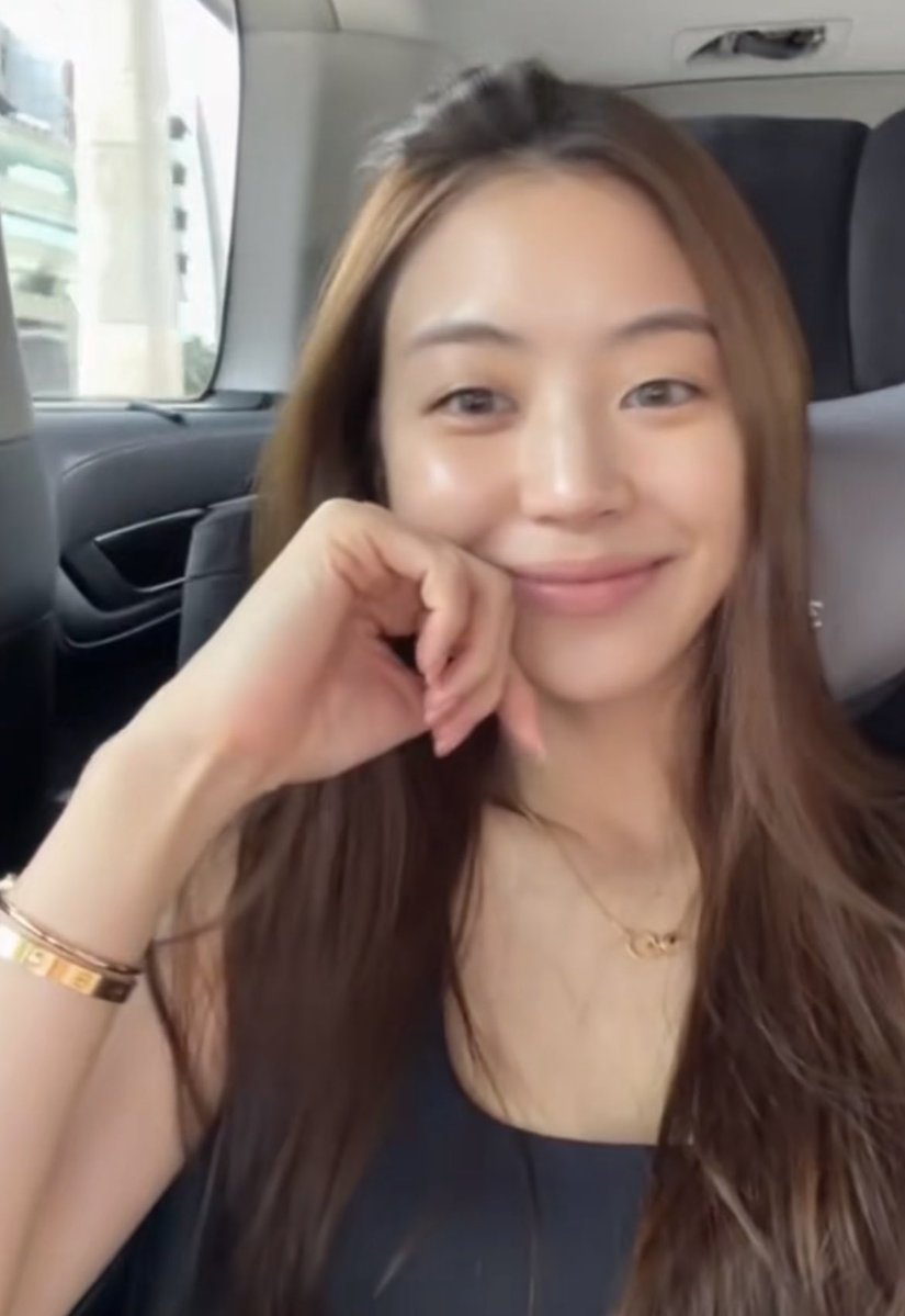 ฝั่งไทยยกให้น้องหมิว หน้าสดน้องสวยมาก ผิวดี ตาน้องสวยอะ โดนตกจากงานแชแนล ความหน้าเก๋ หมวยอินเตอร์ต้องให้เลย สวยมากกก