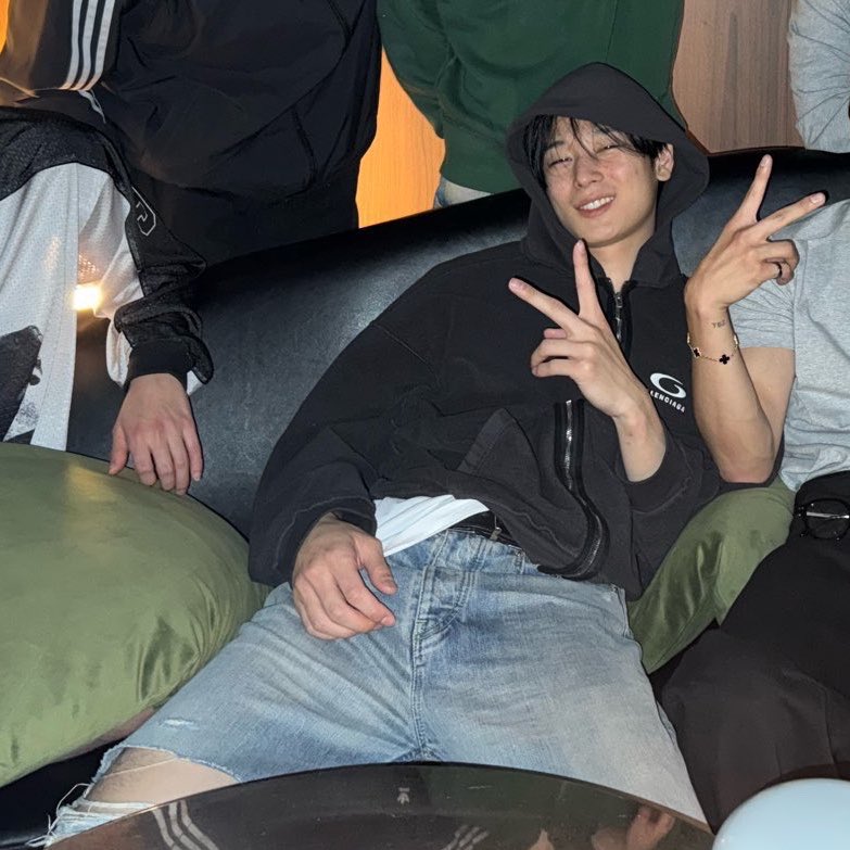 kittenzuyo's tweet photo. i just looked at the size of his hands and . https://t.co/sLeqMjF2Kl