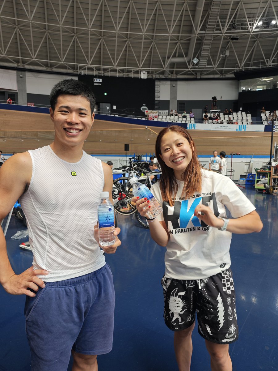 JCF_event's tweet photo. 今回のJAPAN TRACK CUP開催中の
5月16日（土）
5月17日（日）
では

先着順でトラック日本代表公式水
「あなたのからだに近い水」をおひとり様一本プレゼントします！！
（数量限定）

嬉しいですねぇ😆
是非ご賞味ください！！

 #JAPANTRACKCUP
 #JAPANCYCLING https://t.co/xZbnqE8qy1