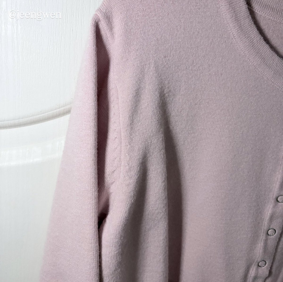 JEENGWEN's tweet photo. ส่งต่อ chuuchop Gummy Cardigan 
สี pink size M 🩷 250 รวมส่งค่ะ 
ใส่แค่ 2 ครั้ง น้องแอบเห็นรอยตะเข็บหน่อย ๆ งับ มีถุงครบน้าา ขอดูรูป พต ทักได้เลยค่า 🫶🏻 
#chuuchop #ส่งต่อchuuchop #ส่งต่อเสื้อ https://t.co/rV5AQNdAua