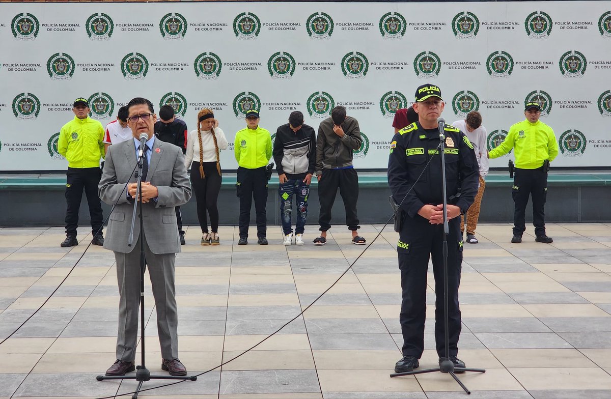 PoliciaBogota's tweet photo. Golpe al ‘Tren del Llano’ en #Engativá, una investigación permitió la captura de siete hombres y dos mujeres (ocho extranjeros y un colombiano) dedicados al tráfico de estupefacientes, utilizaban los parques Linterama y Granjas del Dorado para la comercialización de marihuana. https://t.co/E9hfCL2Vi4